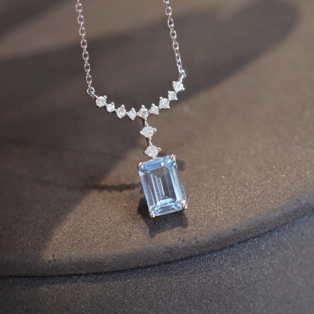14K GOLD 0.96 CTW NATURAL AQUAMARINE and DIAMOND NECKLACE: Title:14K GOLD 0.96 CTW NATURAL AQUAMARINE and DIAMOND NECKLACE Description:Ref:230678160Gold Content:14K GoldMain Gemstone:AquamarineNumber of stones:1Shape:OctagonalCarat Weight:0.86ct Color:BlueTre