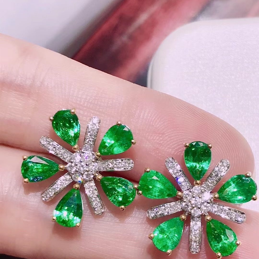 14K GOLD 3.78 CTW VIVID GREEN NATURAL EMERALD and DIAMOND EARRINGS: Title:14K GOLD 3.78 CTW VIVID GREEN NATURAL EMERALD and DIAMOND EARRINGS Description:Ref:230678232Gold Content:14K GoldMain Gemstone:EmeraldNumber of stones:10Shape:PearCarat Weight:3.3ct Color:Vivid 