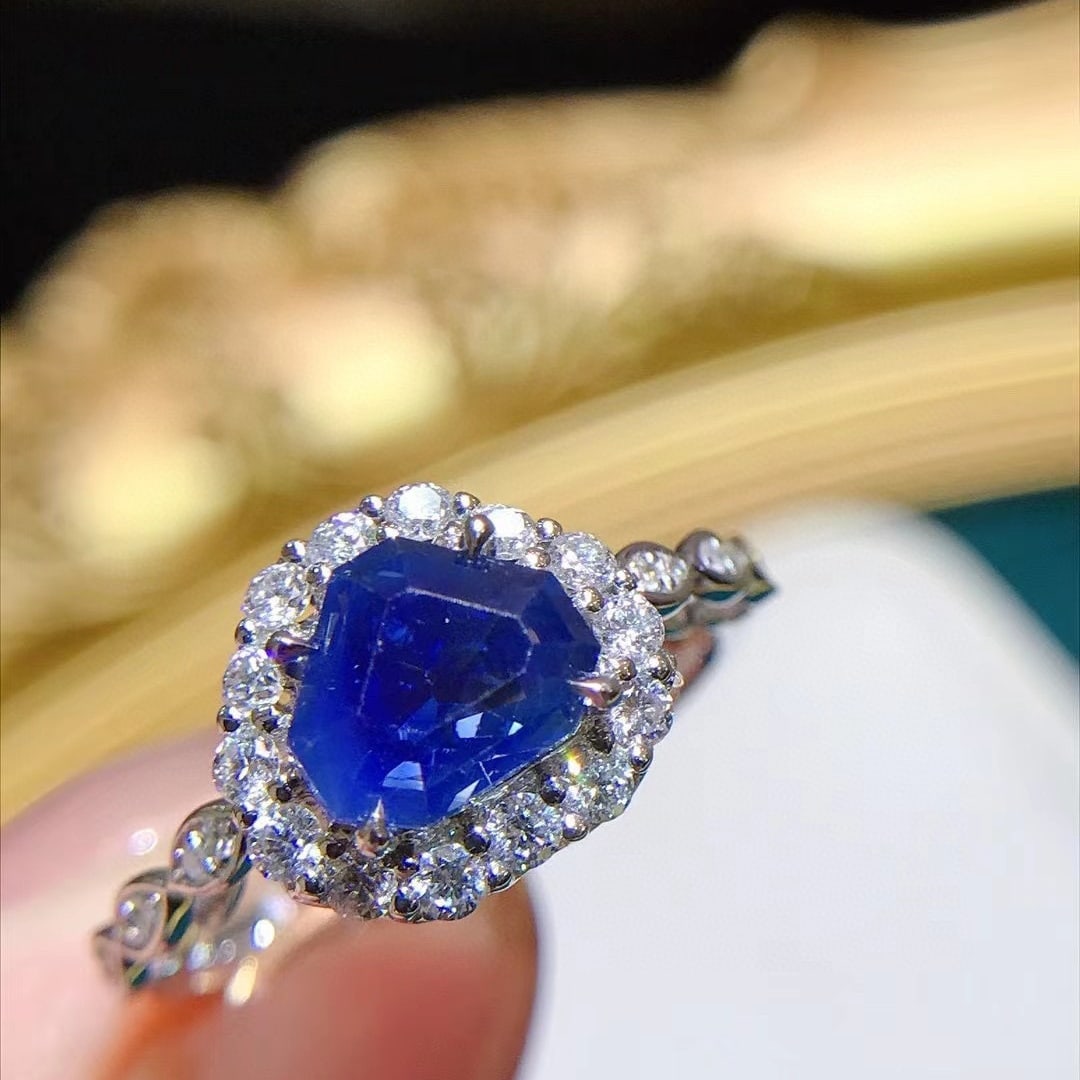 14K GOLD 2.27 CTW NATURAL SAPPHIRE and DIAMOND RING: Title:14K GOLD 2.27 CTW NATURAL SAPPHIRE and DIAMOND RING Description:Ref:230678231Gold Content:14K GoldRing Size:7.25USMain Gemstone:SapphireNumber of stones:1Shape:OtherCarat Weight:1.69ct Color:Cor