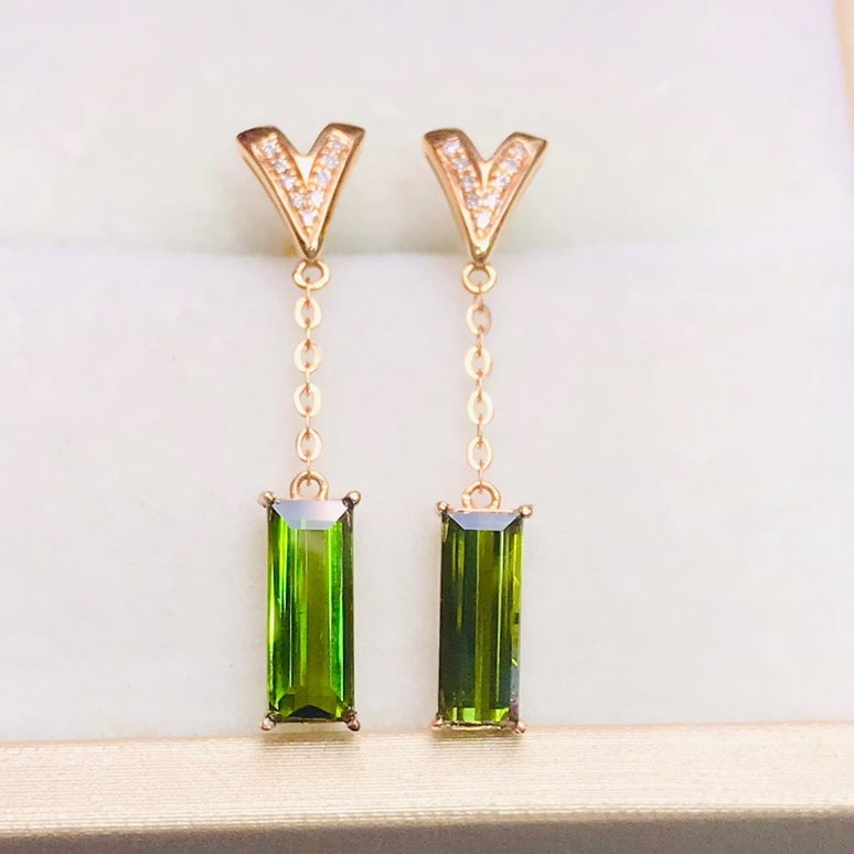 14K GOLD 2.25 CT NATURAL TOURMALINE and DIAMOND EARRINGS: Title:14K GOLD 2.25 CT NATURAL TOURMALINE and DIAMOND EARRINGS Description:Ref:230678204Gold Content:14K GoldMain Gemstone:TourmalineNumber of stones:2Shape:RectangleCarat Weight:2.25ct Color:GreenTre