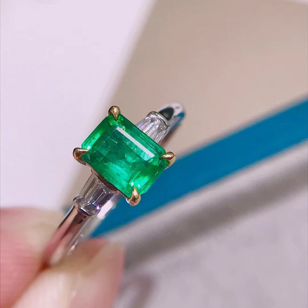 14K GOLD 0.8 CT VIVID GREEN NATURAL EMERALD and DIAMOND RING: Title:14K GOLD 0.8 CT VIVID GREEN NATURAL EMERALD and DIAMOND RING Description:Ref:230678230Gold Content:14K GoldRing Size:7.25USMain Gemstone:EmeraldNumber of stones:1Shape:OctagonalCarat Weight:0.8c