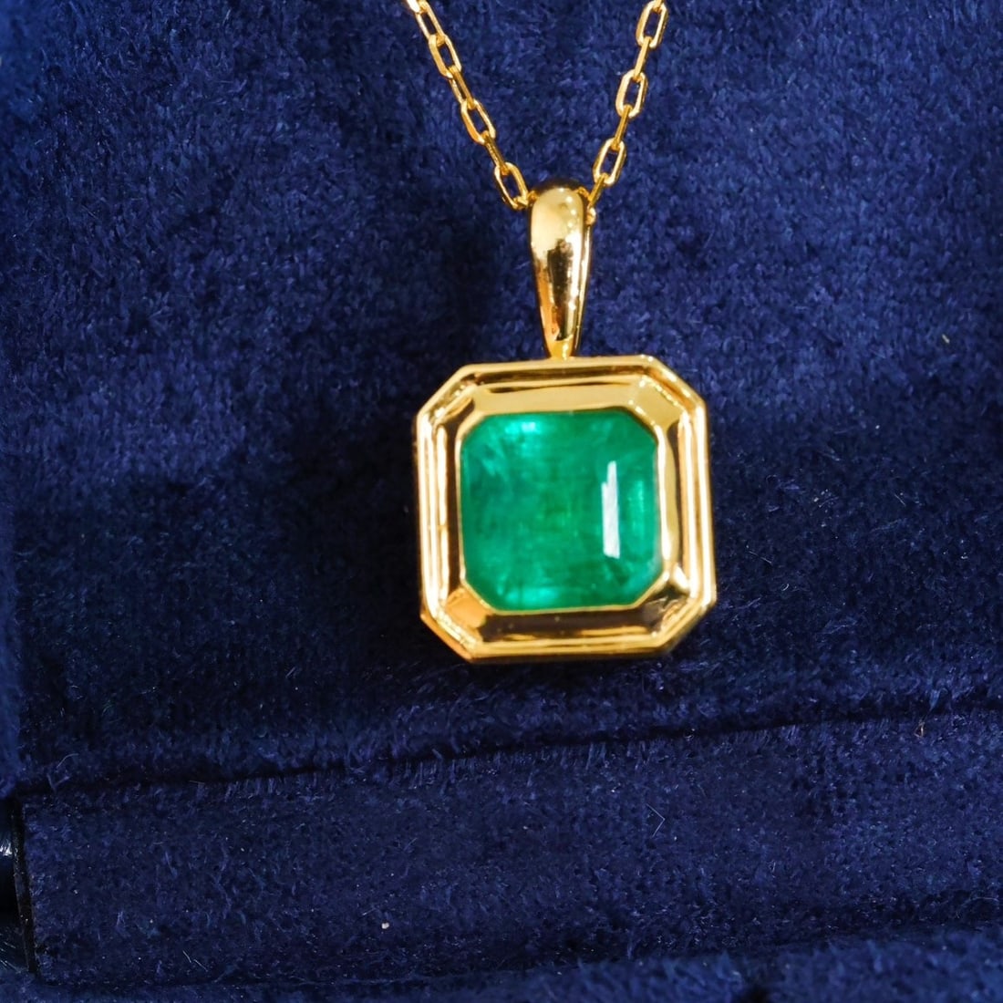 14K GOLD 1.82 CT VIVID GREEN NATURAL EMERALD NECKLACE: Title:14K GOLD 1.82 CT VIVID GREEN NATURAL EMERALD NECKLACE Description:Ref:230678173Gold Content:14K GoldMain Gemstone:EmeraldNumber of stones:1Shape:OctagonalCarat Weight:1.82ct Color:Vivid GreenTre