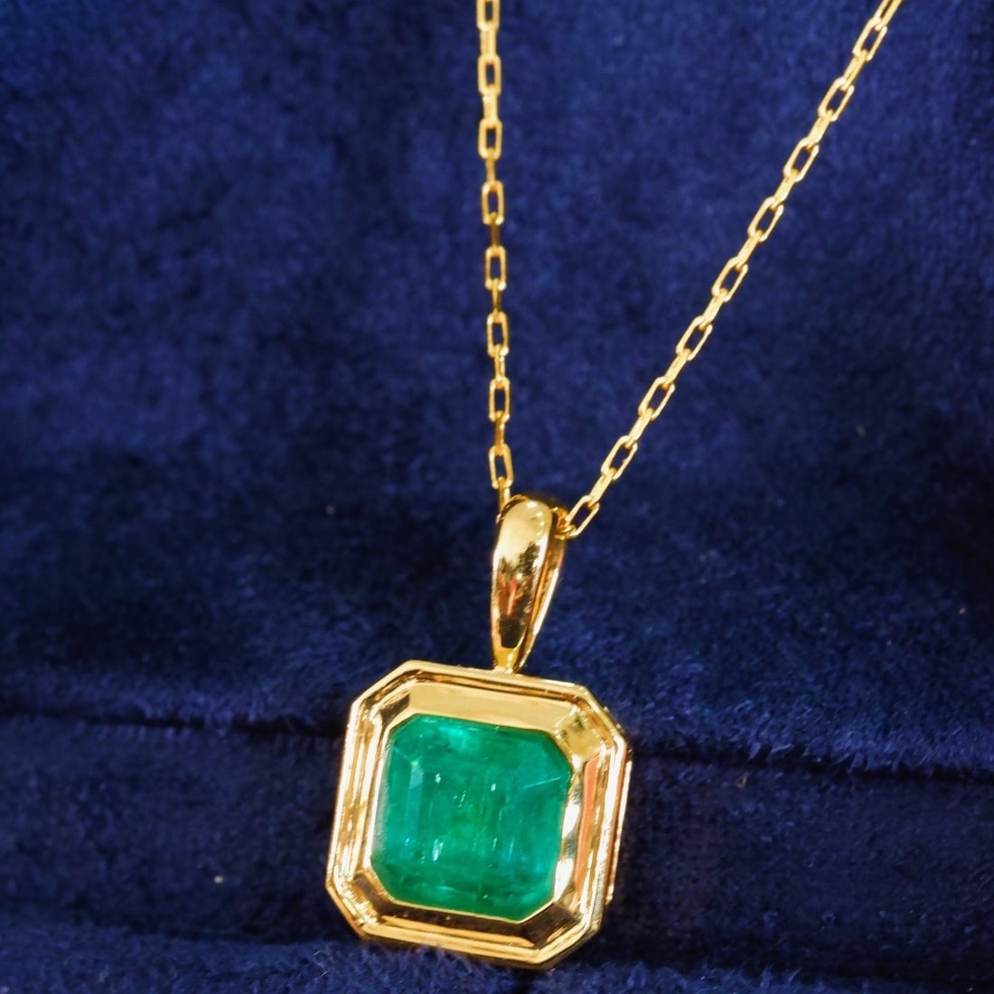 14K GOLD 1.82 CT VIVID GREEN NATURAL EMERALD NECKLACE - 2