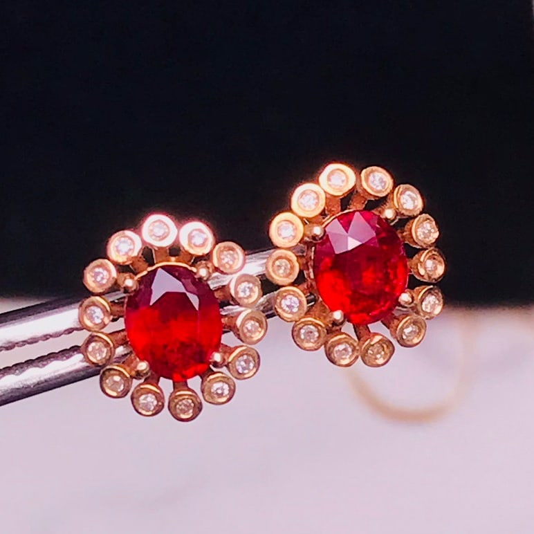 14K GOLD 0.84 CT VIVID RED NATURAL RUBY and DIAMOND EARRINGS: Title:14K GOLD 0.84 CT VIVID RED NATURAL RUBY and DIAMOND EARRINGS Description:Ref:230678211Gold Content:14K GoldMain Gemstone:RubyNumber of stones:2Shape:OvalCarat Weight:0.84ct Color:Vivid RedTreatm