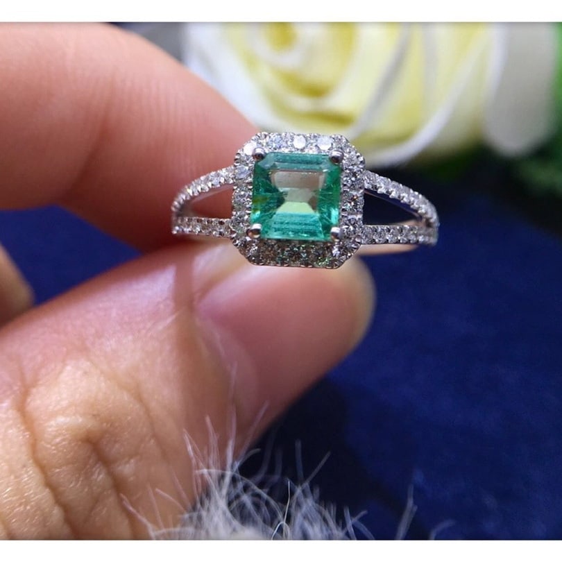 14K GOLD 0.88 CTW NATURAL EMERALD and DIAMOND RING: Title:14K GOLD 0.88 CTW NATURAL EMERALD and DIAMOND RING Description:Ref:230678181Gold Content:14K GoldRing Size:7.25USMain Gemstone:EmeraldNumber of stones:1Shape:OctagonalCarat Weight:0.53ct Color:G