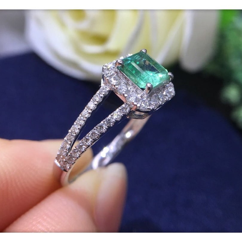 14K GOLD 0.88 CTW NATURAL EMERALD and DIAMOND RING - 3