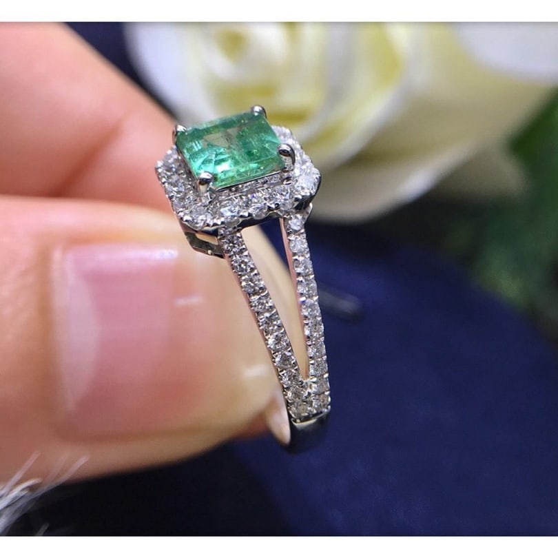 14K GOLD 0.88 CTW NATURAL EMERALD and DIAMOND RING - 5