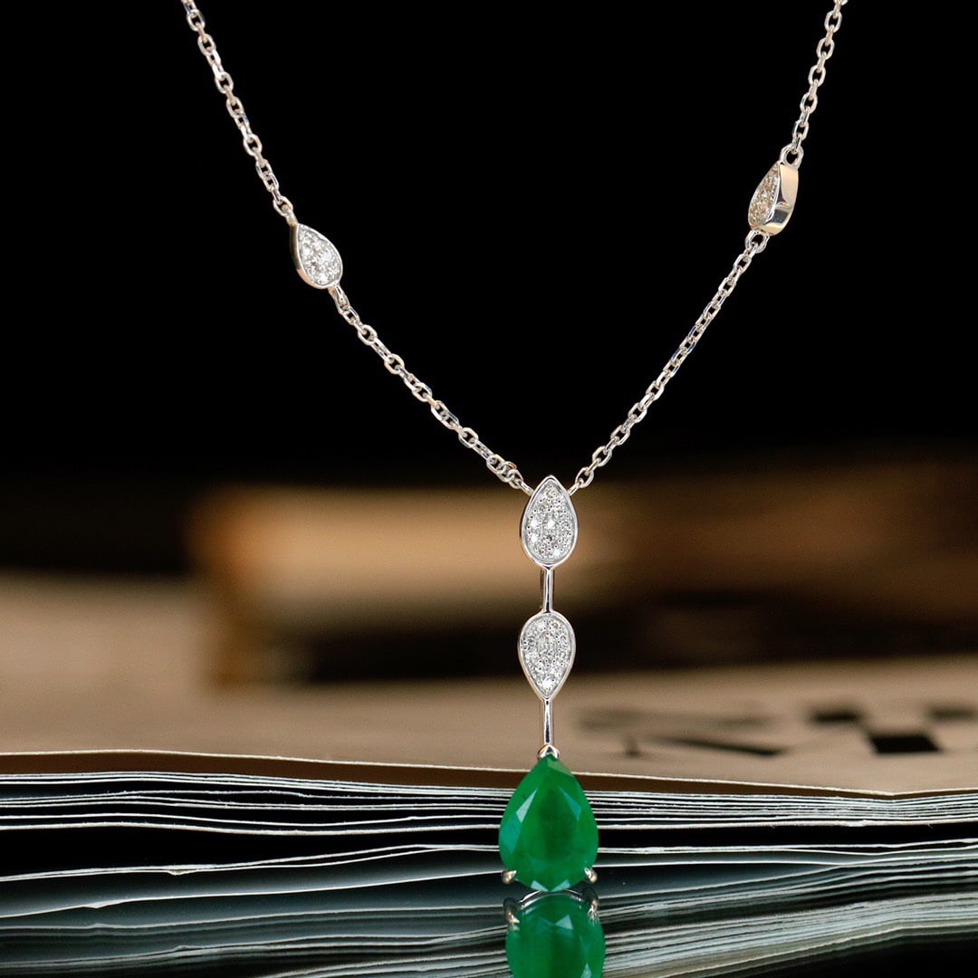 14K GOLD 1.12 CTW VIVID GREEN NATURAL EMERALD and DIAMOND NECKLACE: Title:14K GOLD 1.12 CTW VIVID GREEN NATURAL EMERALD and DIAMOND NECKLACE Description:Ref:230678212Gold Content:14K GoldMain Gemstone:EmeraldNumber of stones:1Shape:PearCarat Weight:1ct Color:Vivid
