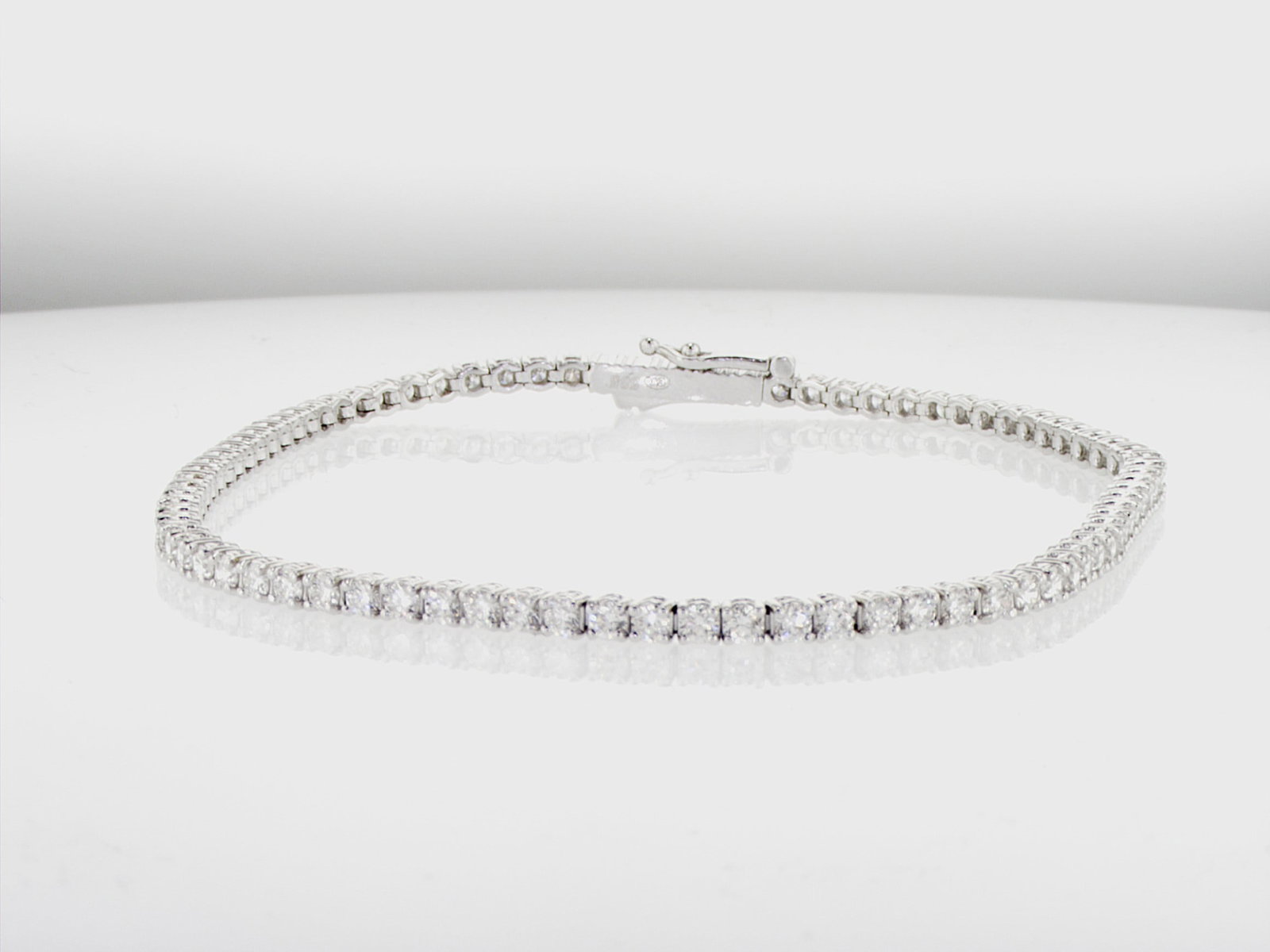 2.82cttw Natural Diamond Bracelet 14K Gold 7.31 gr: Title: 2.82cttw Natural Diamond Bracelet 14K Gold 7.31 gr Description: Category: Bracelet / -- Gold -- / Type: 14K / Gr: 7.31 gr / -- Center Stone -- / Stone: Diamond / Type: Natural / Qt: 80 / Ct: 2.