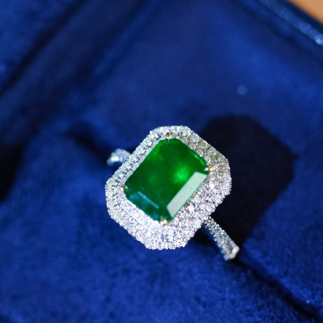 14K GOLD 2.73 CTW VIVID GREEN NATURAL EMERALD and DIAMOND RING - 2