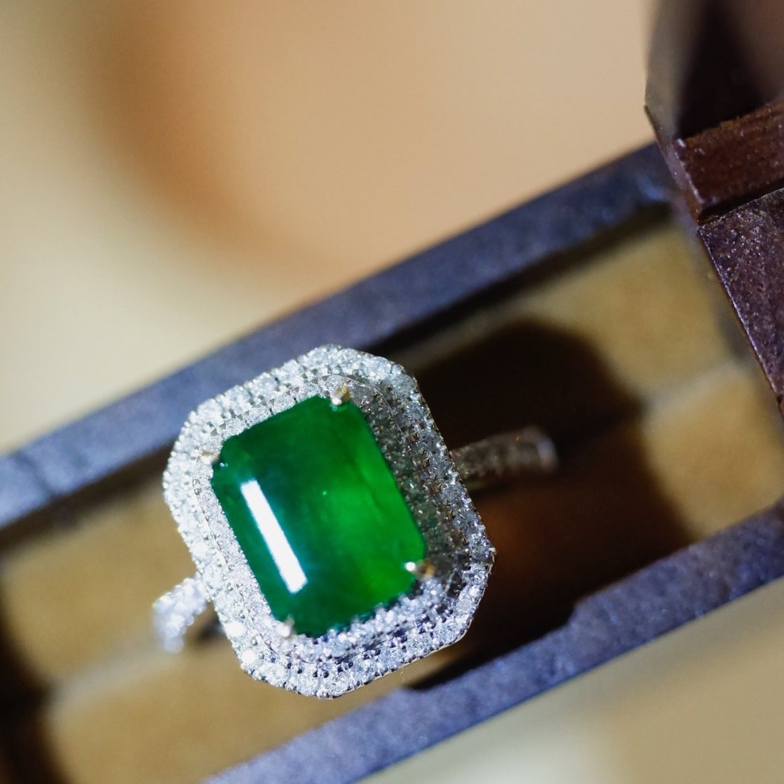 14K GOLD 2.73 CTW VIVID GREEN NATURAL EMERALD and DIAMOND RING - 3