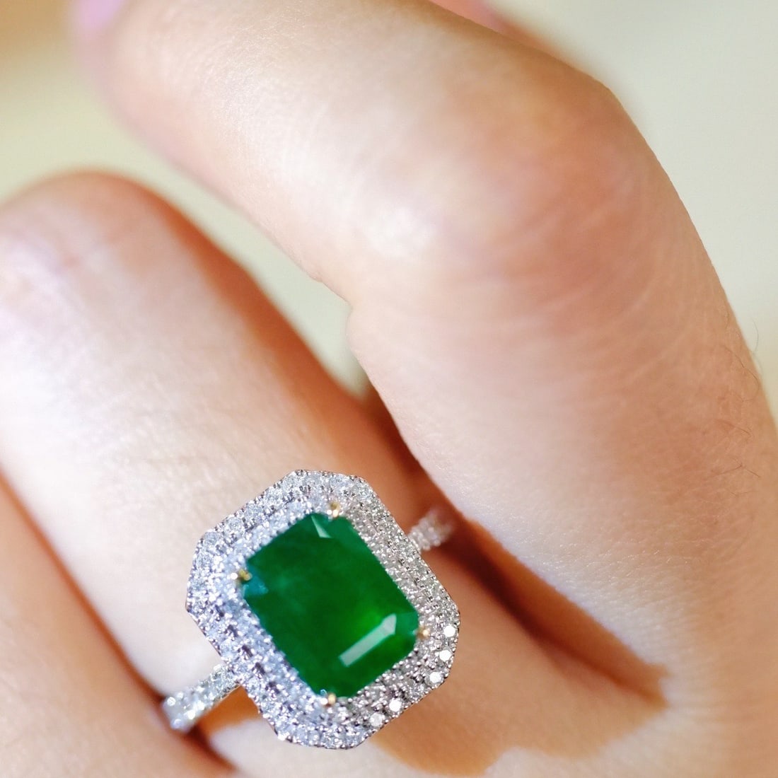 14K GOLD 2.73 CTW VIVID GREEN NATURAL EMERALD and DIAMOND RING - 7