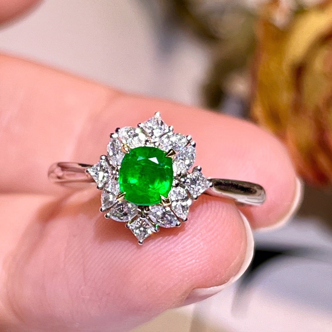 14K GOLD 0.83 CTW VIVID GREEN NATURAL EMERALD and DIAMOND RING: Title:14K GOLD 0.83 CTW VIVID GREEN NATURAL EMERALD and DIAMOND RING Description:Ref:230678184Gold Content:14K GoldRing Size:7.25USMain Gemstone:EmeraldNumber of stones:1Shape:CushionCarat Weight:0.44