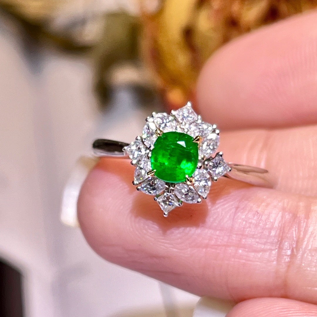 14K GOLD 0.83 CTW VIVID GREEN NATURAL EMERALD and DIAMOND RING - 2