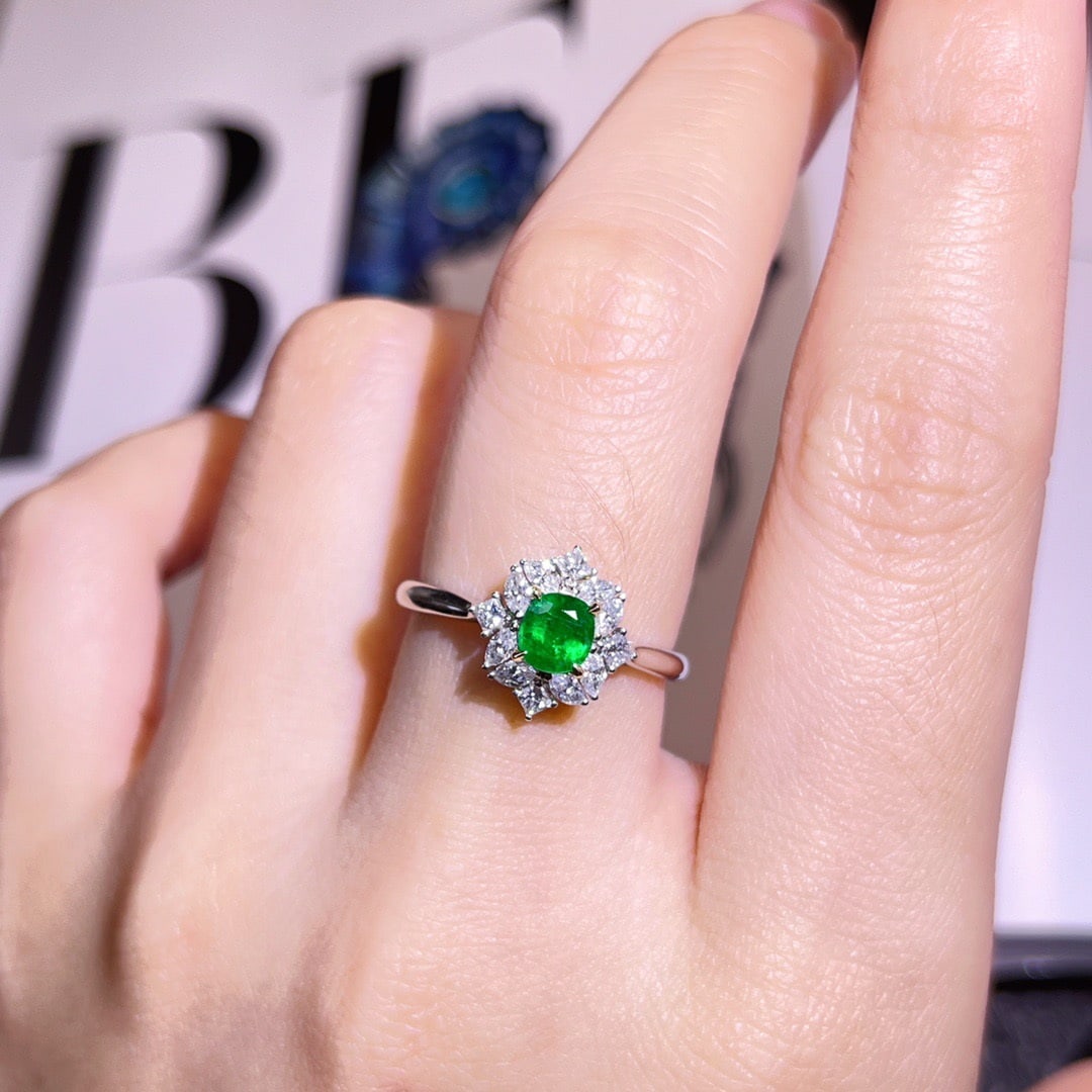 14K GOLD 0.83 CTW VIVID GREEN NATURAL EMERALD and DIAMOND RING - 3