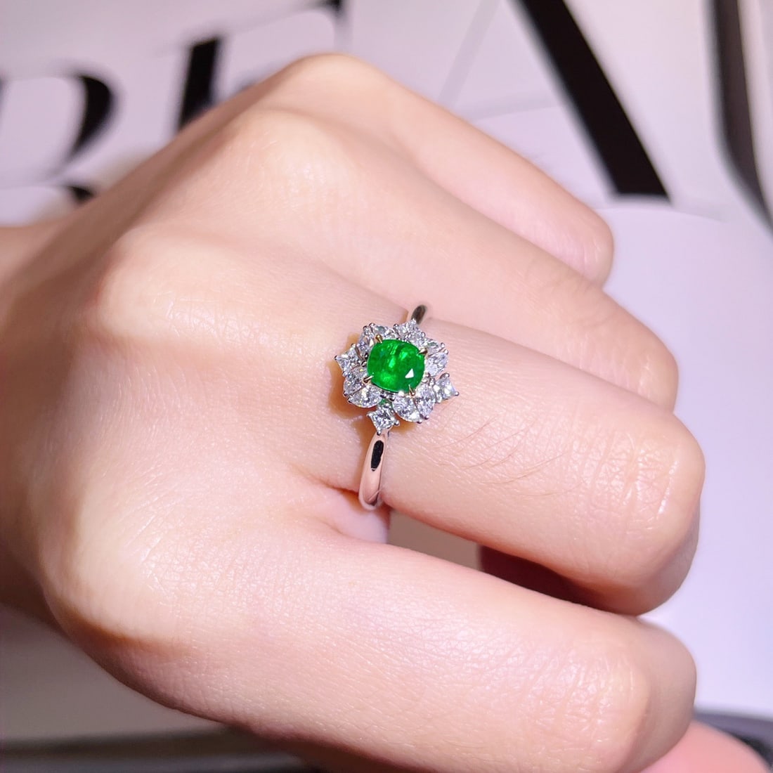 14K GOLD 0.83 CTW VIVID GREEN NATURAL EMERALD and DIAMOND RING - 4