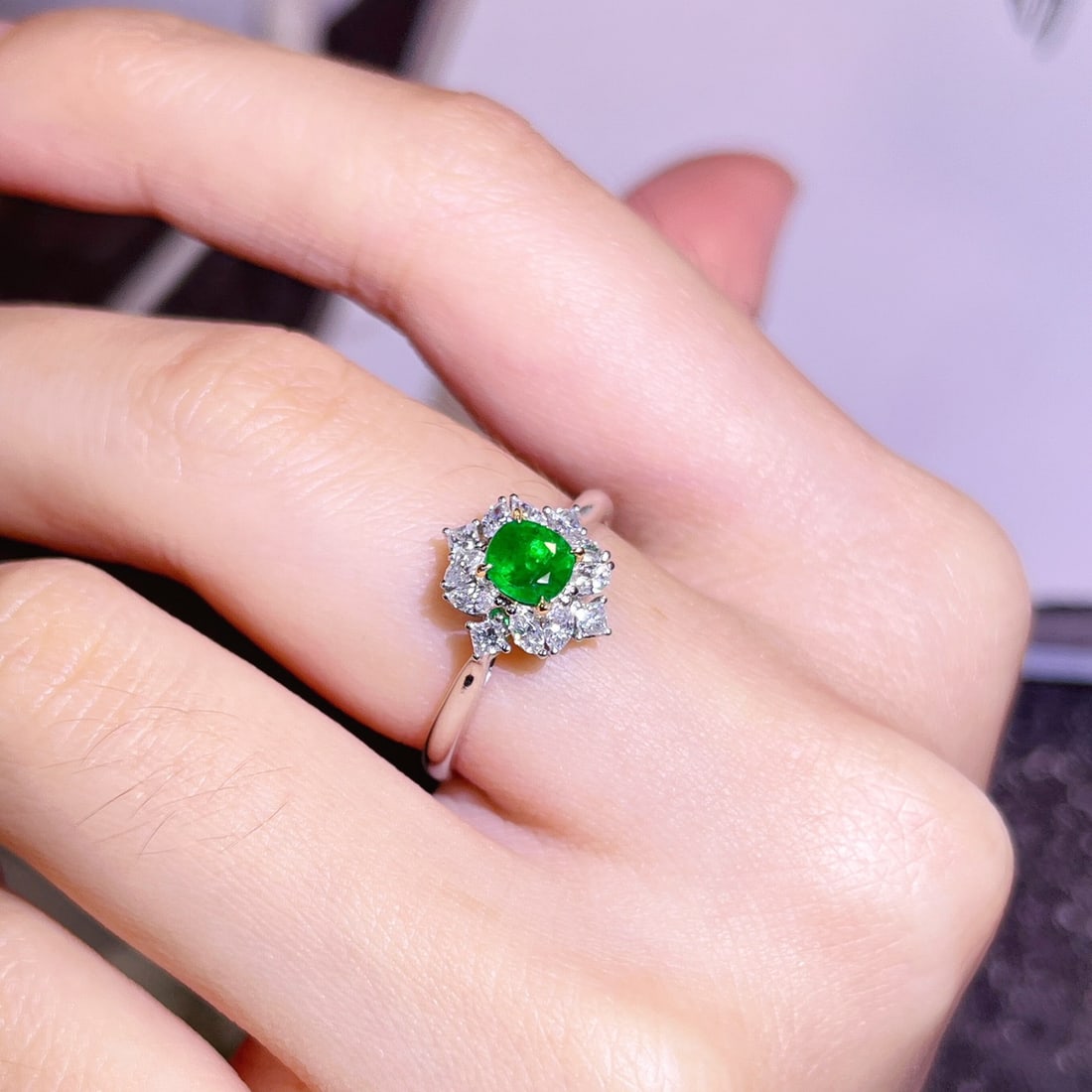 14K GOLD 0.83 CTW VIVID GREEN NATURAL EMERALD and DIAMOND RING - 5