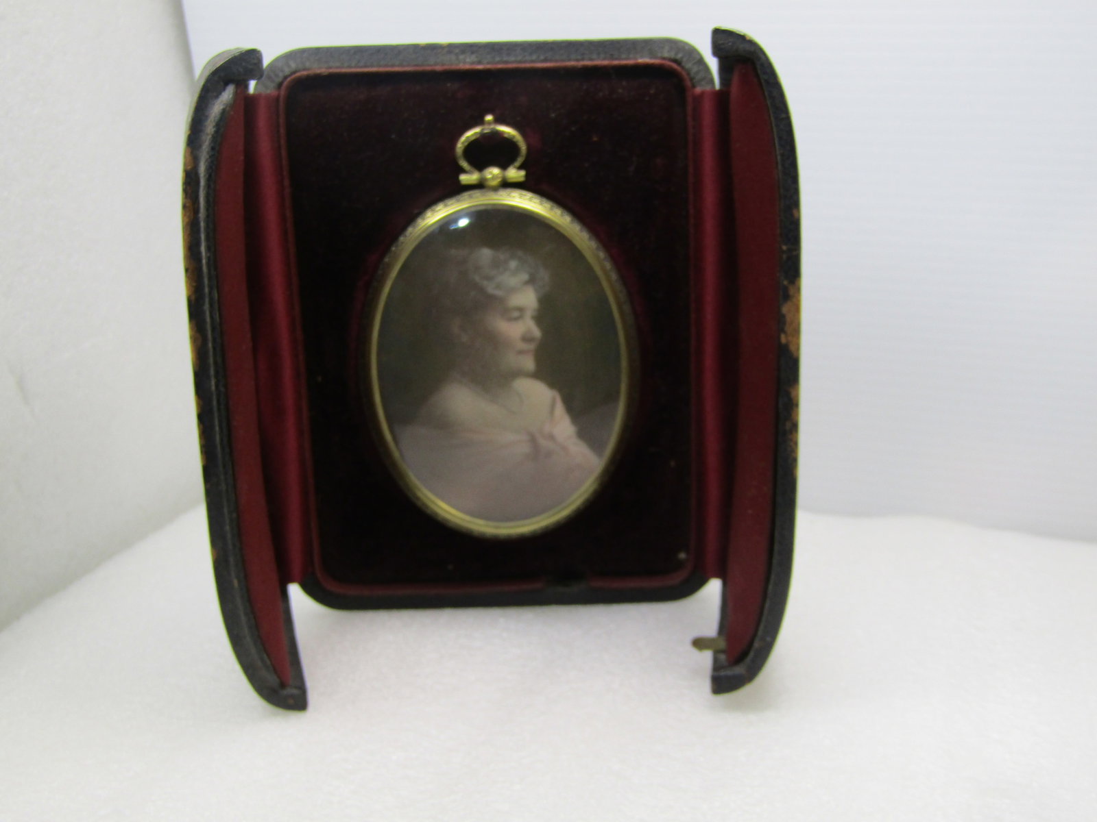 Antique Hinged Leather Easel Photo Display With Photo, 6" X 4.5". Early 1900's: Antique Hinged Leather Easel Photo Display With Photo, 6" X 4.5". Age is estimated very early 1900's. This is a black leather thick display with a hinged front that opens left and right. Table photogr