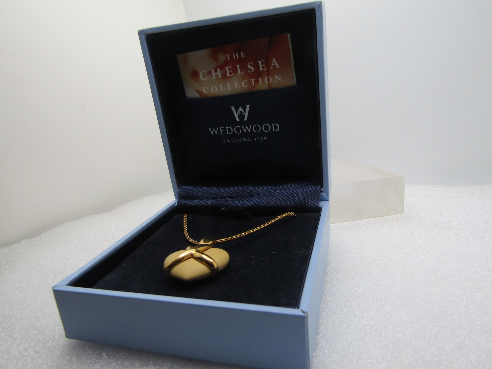 Vintage Wedgwood Wrapped Heart Necklace, 18" Original Box, Chelsea Collection, 1990's - 4
