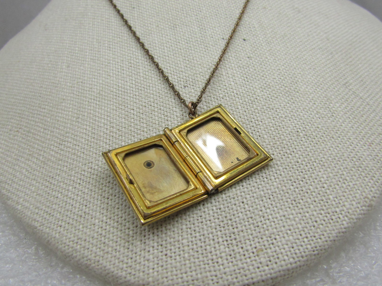 Vintage 12kt G.F. MOP Cross Locket Necklace, 20", 1940's-1950's. 20" Twisted rop chain that is appx. - 3