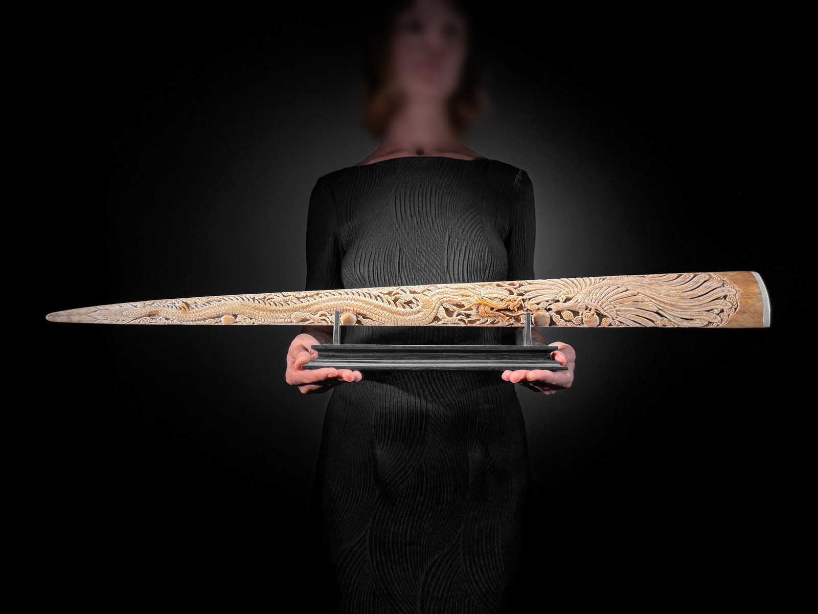 Impressive engraved swordfish rostrum - Dragon Phoenix motif: Title: Impressive engraved swordfish rostrum - Dragon Phoenix motif Maker:Unknown Origin: Indonesia Date/Period:2026 Materials:Xiphias Gladius, Bone, Wood Dimensions:Length: 90 cm / 35.4 inches Descri