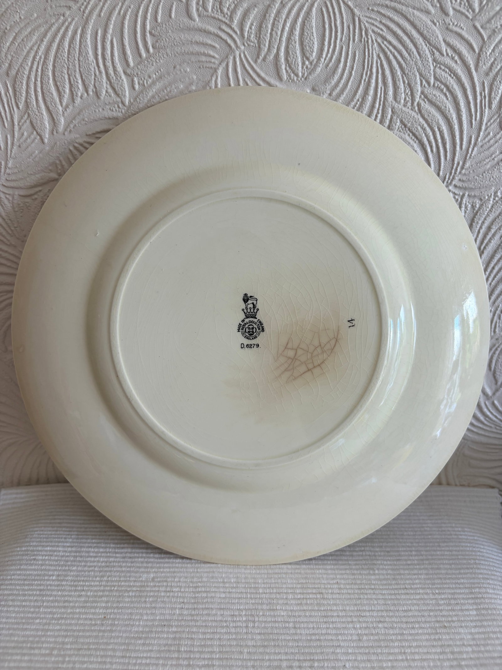 Royal Doulton "The Falconer" Seriesware Plate, Pattern D6279, England, Mid-20th Century - 15