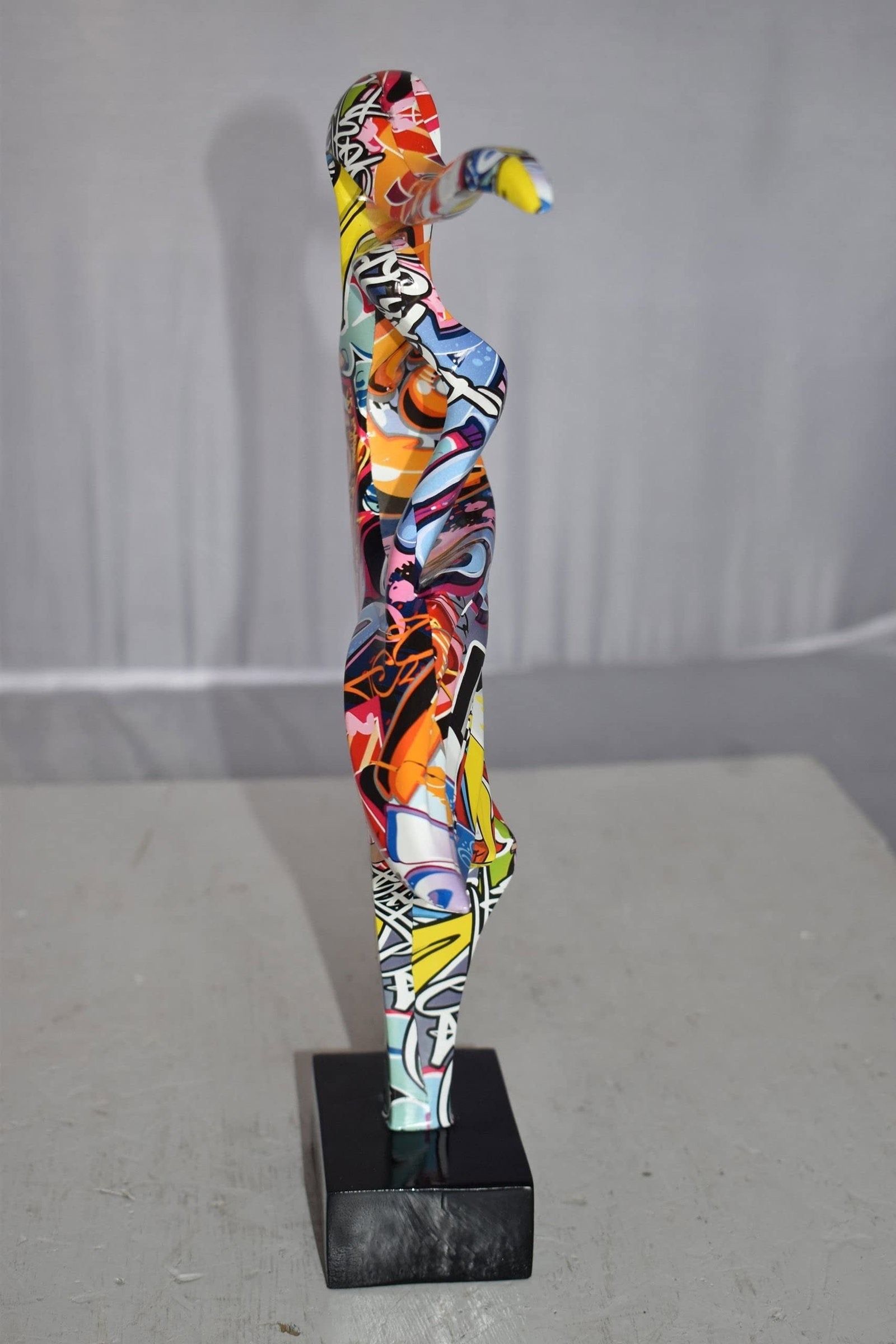 Gone With The Wind Modern Graffiti Resin Statue Size: 9" x 3" x 14"H - 7