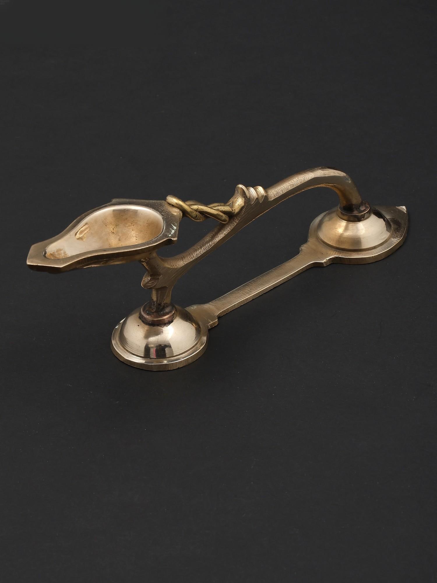 8" Handheld Arti Lamp in Brass: Title: 8" Handheld Arti Lamp in Brass Description: Additional Information: itemcode: DDP458 Reserve: $36.00 Shipping: Domestic: Shipping rates are determined by destination International: Foreign ship