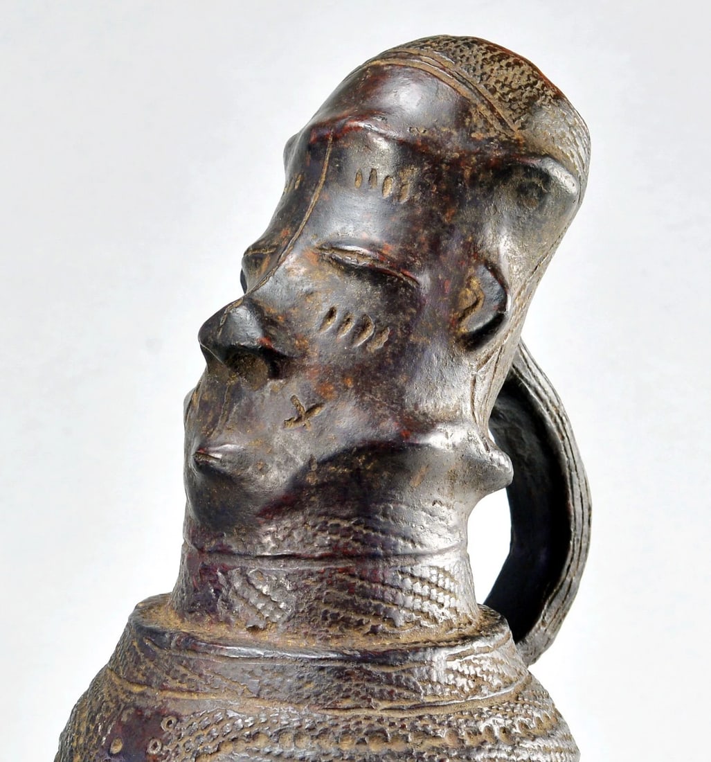 Rare ZANDE AZANDE anthropomorphic terracotta vessel African art pottery MC 1900 - 3