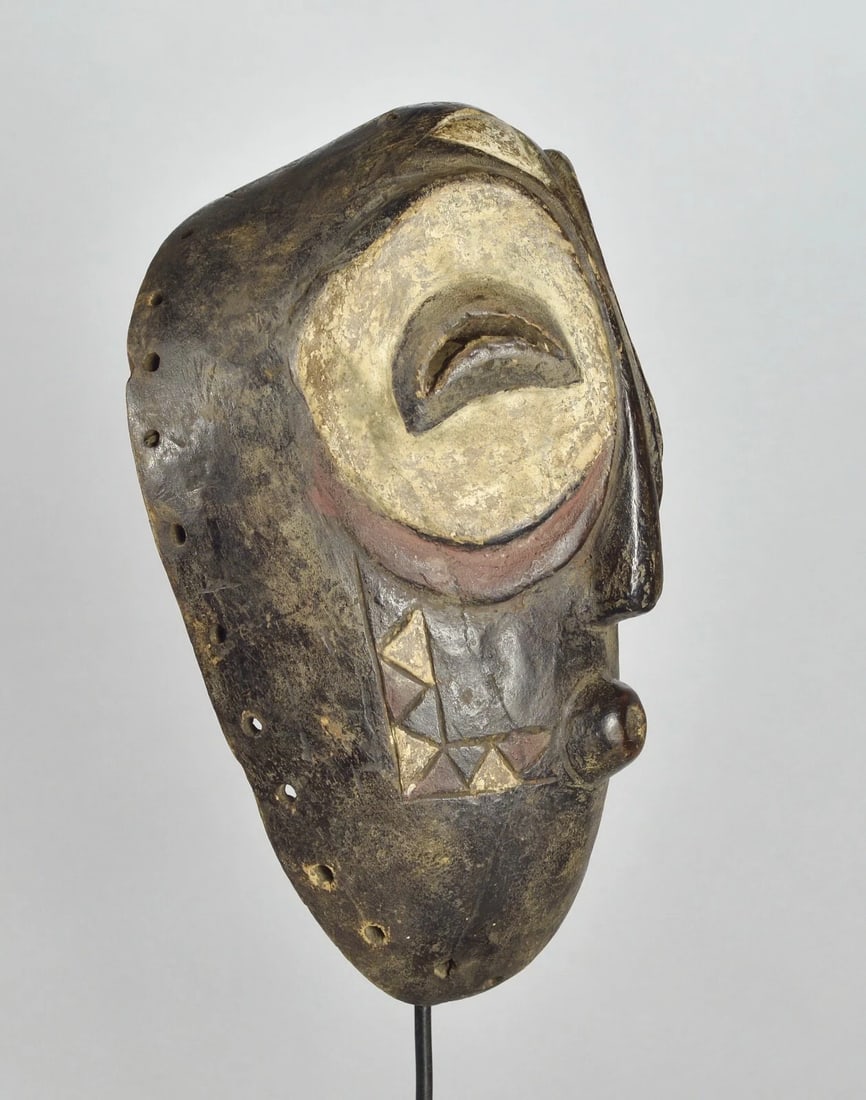 Rare & Beautiful GOMA mask Congo DRC Bembe African Tribal Art 1757: Title: Rare & Beautiful GOMA mask Congo DRC Bembe African Tribal Art 1757 Description: CONGO DRC BEAUTIFUL & RARE GOMA MASK Beautiful large polychrome mask which is reminiscent of the Butende initiati