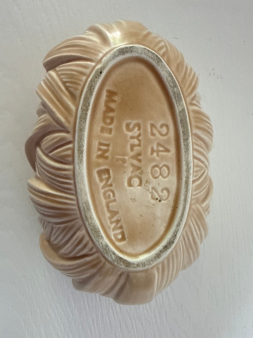 A Sylvac Ceramic Leaf-Moulded Bowl, Made in England, circa 1950s - 4
