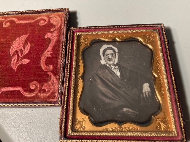 C. 1850 Daguerreotype of an Elderly Woman in Bonnet and Spectacles, Housed in a Tooled Leather Case - 5
