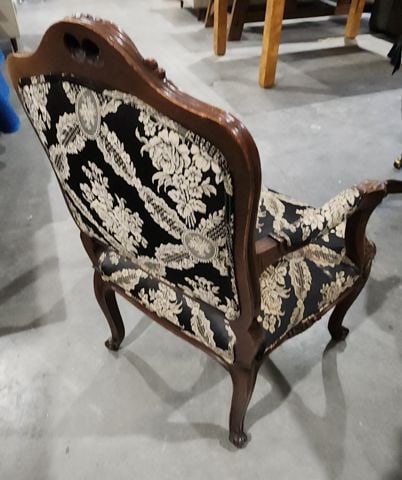 Elegant antique Louis XV style armchair w/ hand-carved ornate wood frame & distinctive upholstery. - 3