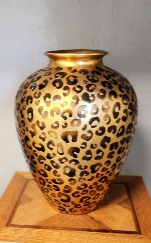 Stunning vintage designer ceramic vase w/ etched leopard pattern on brilliant gold painted finish. - 4