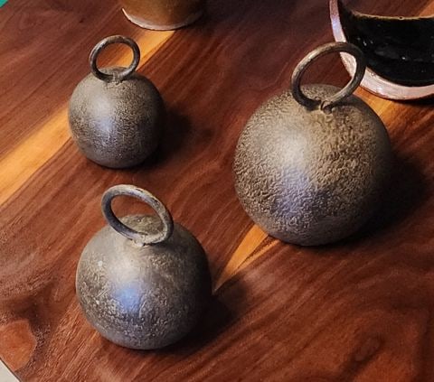 Fantastic set of 3 iron vintage balls with rings. - 3