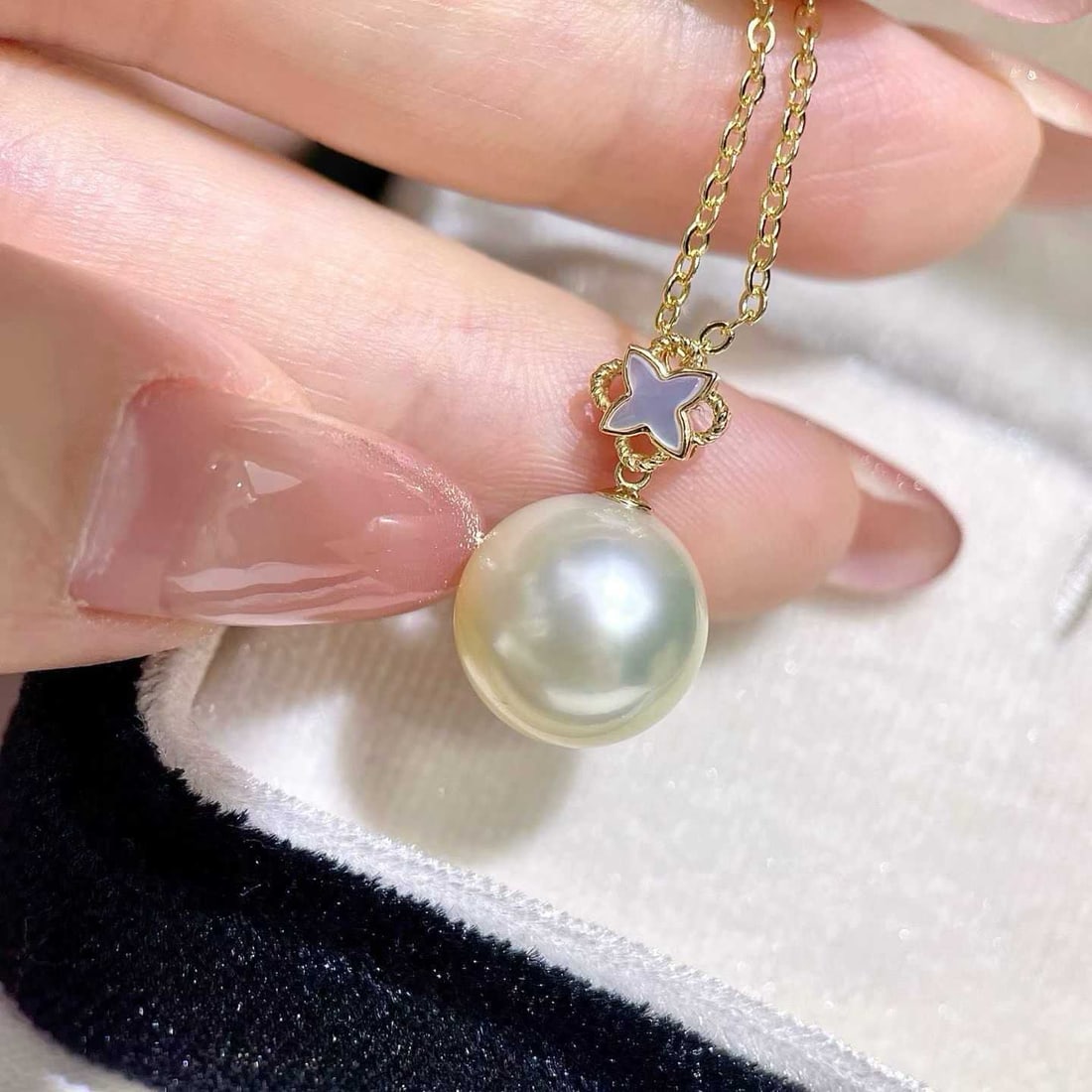 18K Gold Natural Australian White Pearl Pendant: Title: 18K Gold Natural Australian White Pearl Pendant Description: This pendant is set in 18K gold, featuring a perfectly round pearl with nearly flawless surface and slight growth lines, exuding a