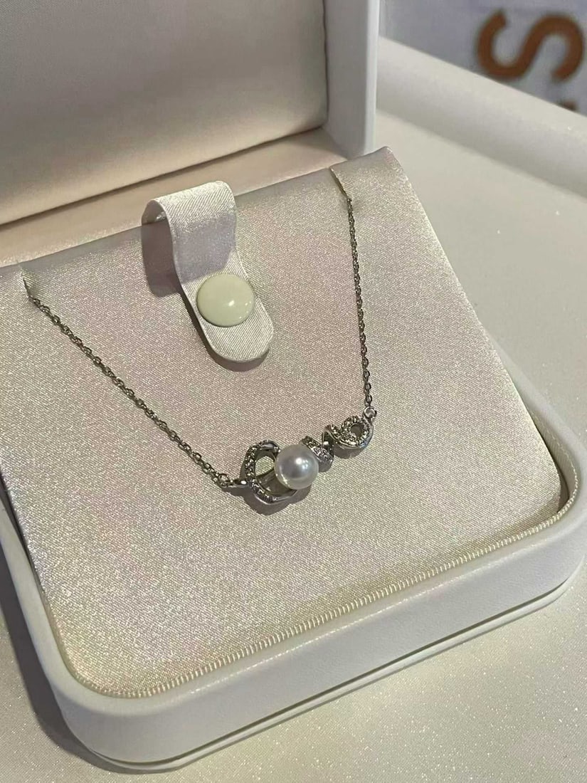 Natural Freshwater Pearl Pendant: Title: Natural Freshwater Pearl Pendant Description: This pendant features perfectly round, natural freshwater pearls measuring 7-8mm, displaying an aurora-like luster. It's a meaningful choice whethe