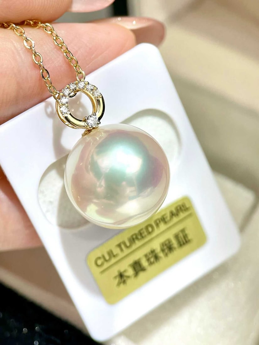 18K gold and diamond pendant set with natural Australian white pearls: Title: 18K gold and diamond pendant set with natural Australian white pearls Description: This pendant is meticulously crafted in 18K white gold, featuring a 16mm perfectly round Australian white