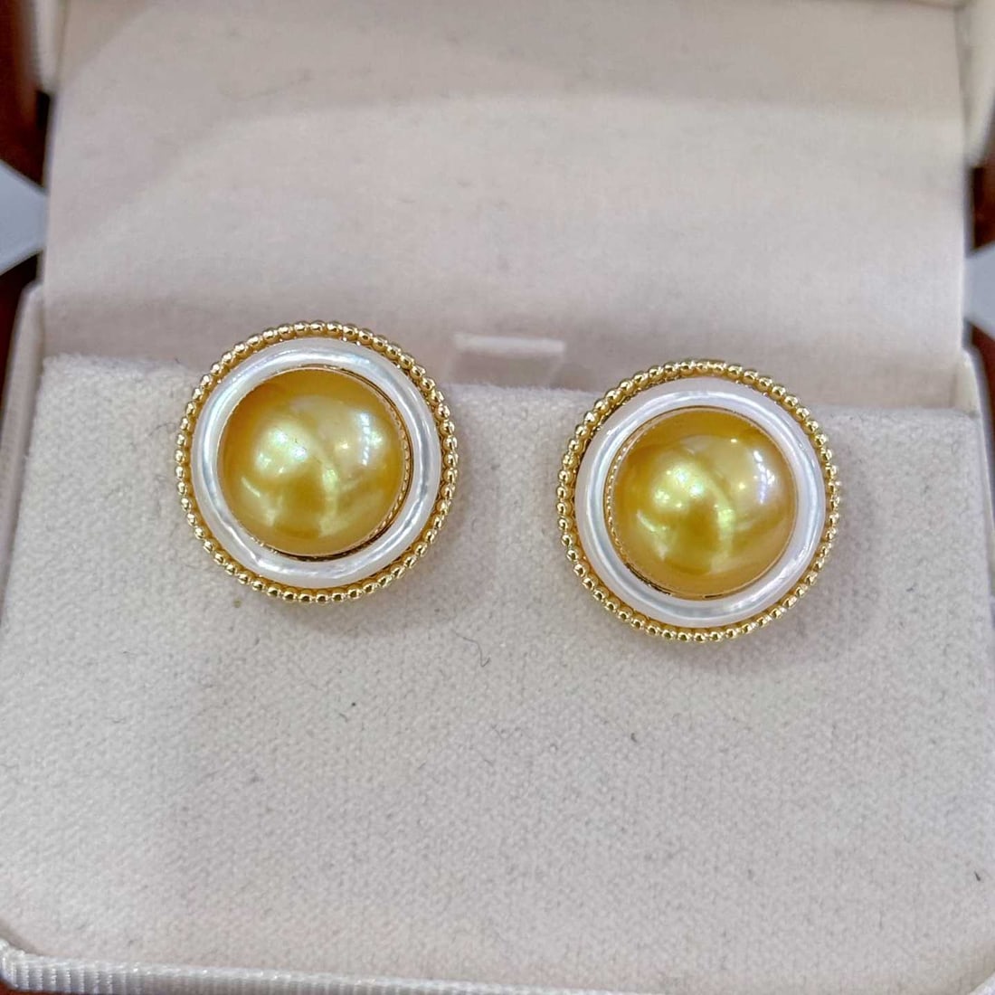 S925 Silver Needle Freshwater Golden Pearl Earrings: Title: S925 Silver Needle Freshwater Golden Pearl Earrings Description: These earrings are crafted with exquisite workmanship, showcasing the natural luster and delicate texture of freshwater golden