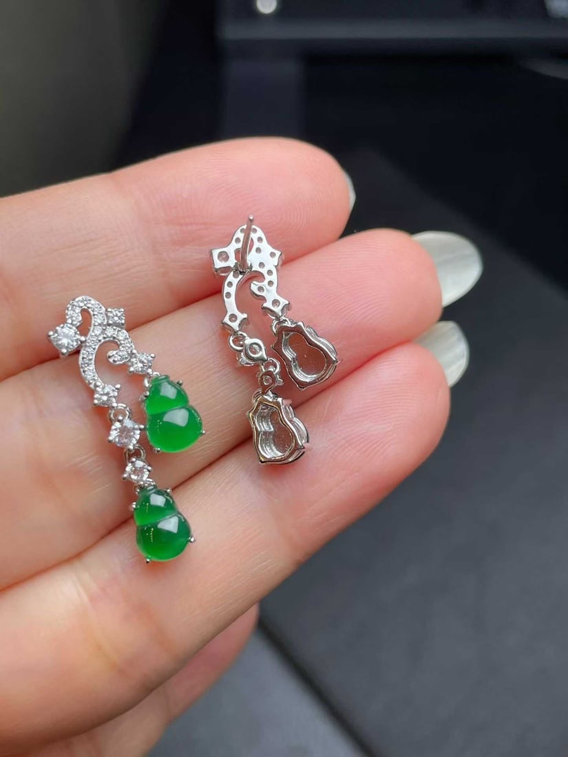 Silver Jadeite Earrings: Title: Silver Jadeite Earrings Description: These earrings are made of jadeite, showcasing a verdant green hue with an elegant design, suitable for various occasions. The gourd shape of the jadeite