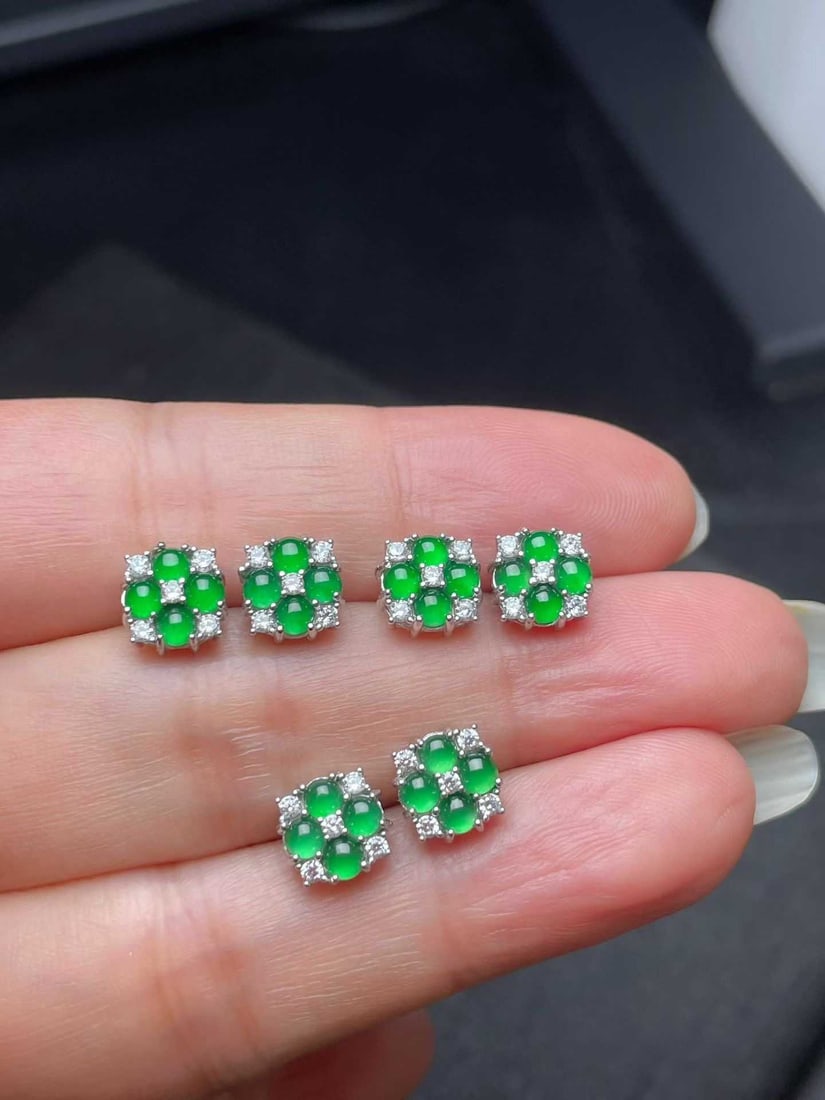 Silver Jadeite Earrings: Title: Silver Jadeite Earrings Description: These earrings feature carefully selected jadeite, showcasing vibrant colors and the natural allure of jadeite. Each piece is meticulously chosen to ensure
