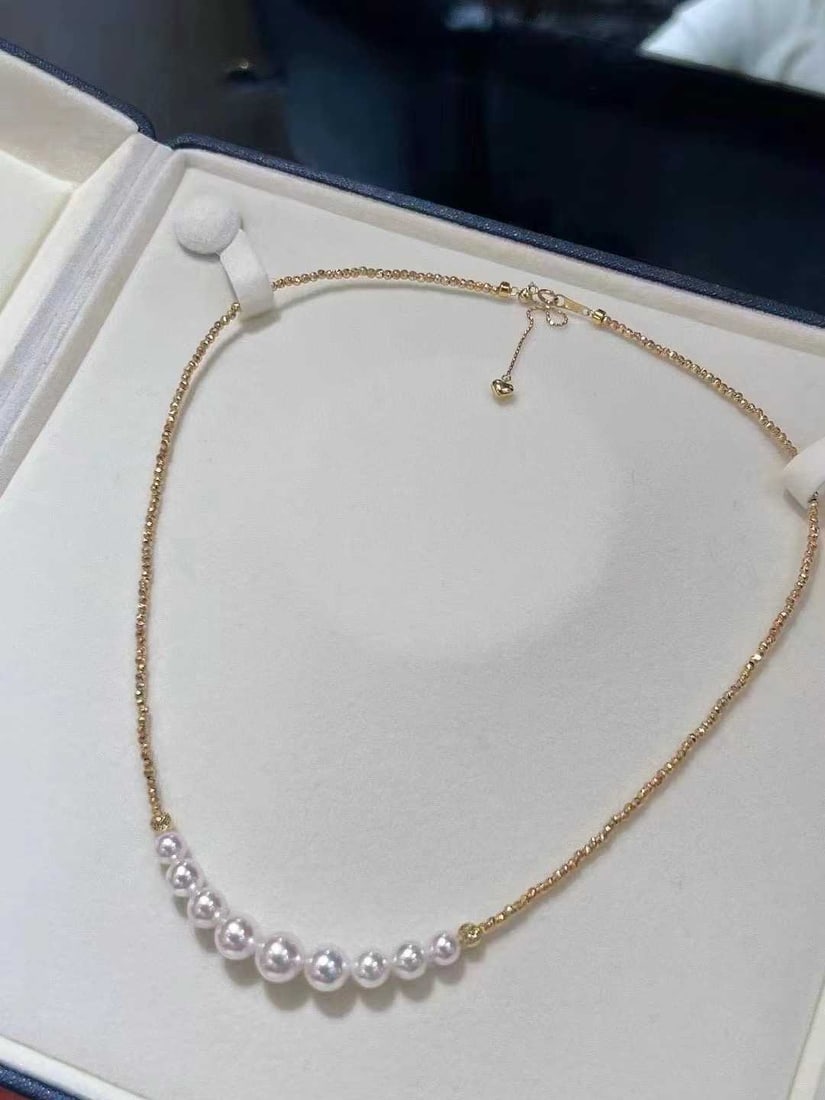 Freshwater Pearl Necklace: Title: Freshwater Pearl Necklace Description: This necklace is meticulously crafted with top-grade freshwater pearls, featuring a mirror-like luster and an elegant smiling crescent curve. The pearls