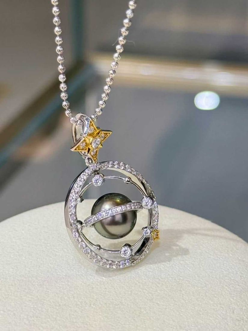 Peacock Green Pearl Pendant: Title: Peacock Green Pearl Pendant Description: This pendant features a unique 360-degree rotating design, showcasing the enchanting luster of the peacock green pearl. The pearl measures 9-10mm in dia