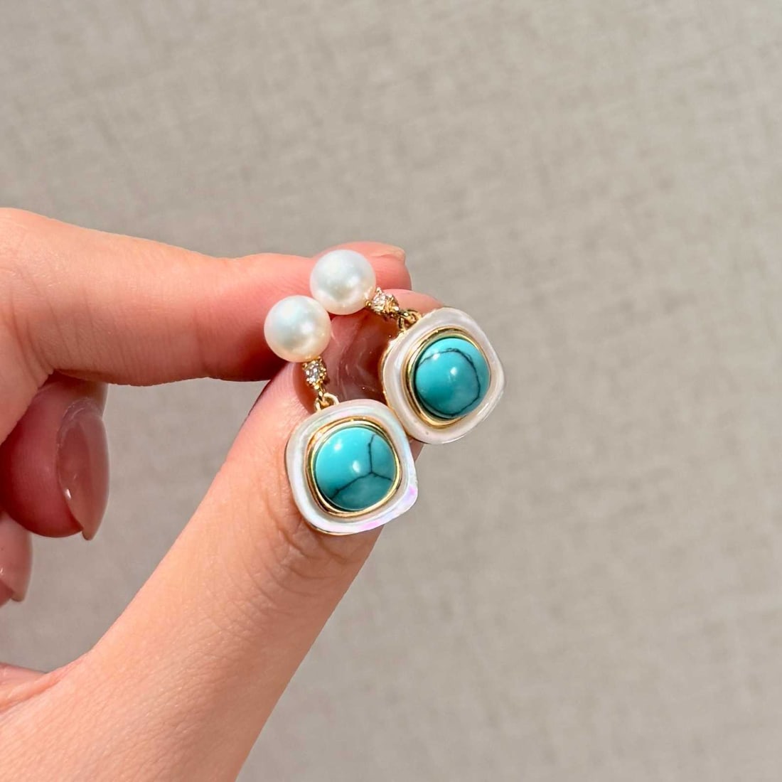 Turquoise geometric square earrings, inlaid with natural shells and freshwater pearls.: Title: Turquoise geometric square earrings, inlaid with natural shells and freshwater pearls. Description: These turquoise stud earrings feature a natural shell base and are set with 6-7mm