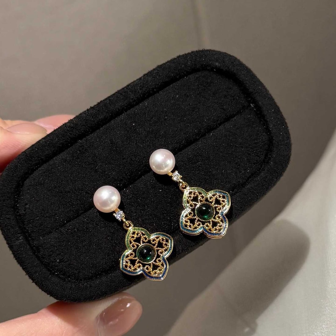 Natural High-Quality Freshwater Pearl Earrings: Title: Natural High-Quality Freshwater Pearl Earrings Description: These earrings feature natural high-quality freshwater pearls, showcasing a classic vintage charm. The luster of the pearls