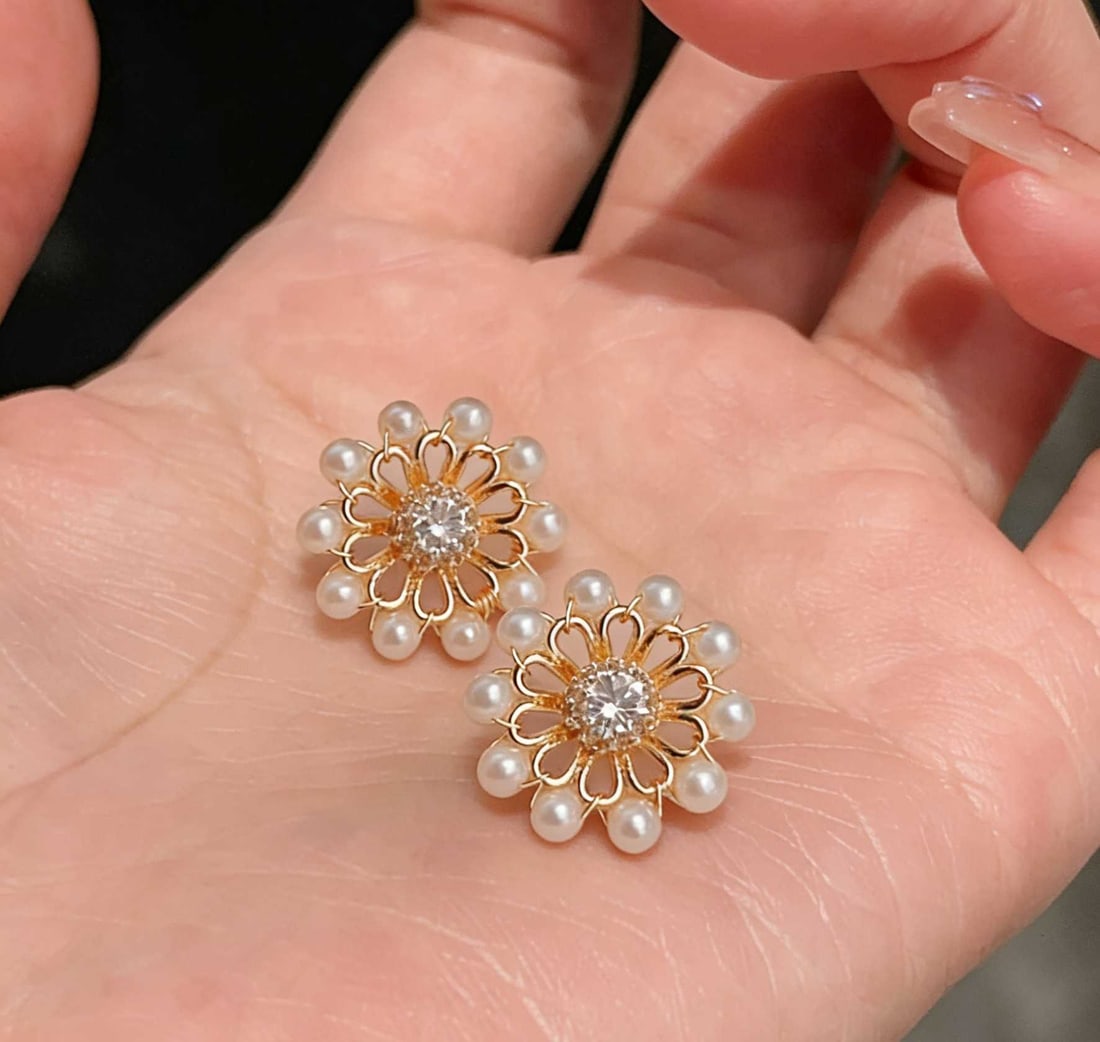 Natural High-Quality Freshwater Pearl Earrings: Title: Natural High-Quality Freshwater Pearl Earrings Description: These earrings feature natural high-quality freshwater pearls, showcasing a blend of elegance and refinement. The luster of the