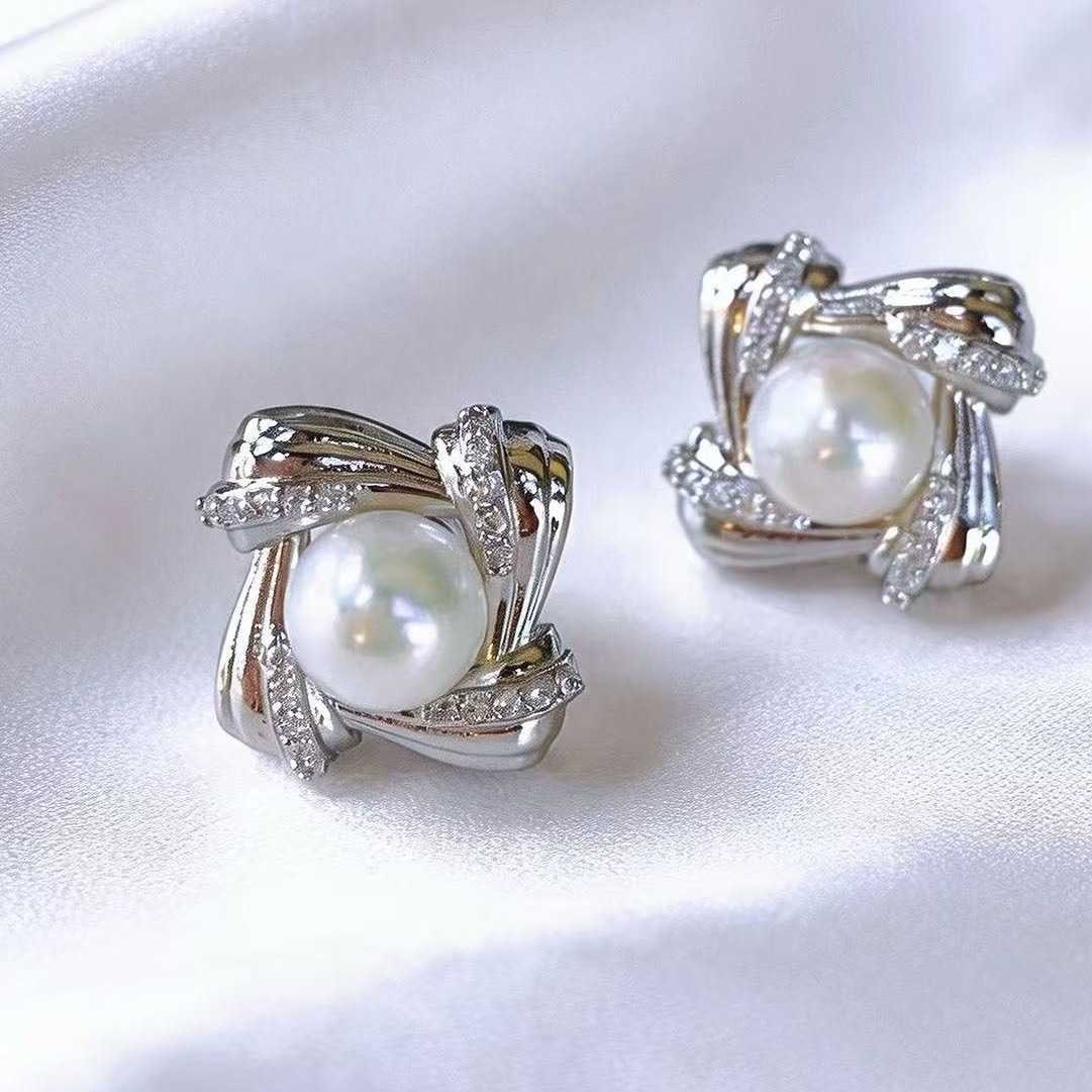 Natural Freshwater Pearl Earrings: Title: Natural Freshwater Pearl Earrings Description: These earrings feature a vintage textured finish with a metal woven pattern, paired with natural freshwater pearls that exude a warm luster.Two