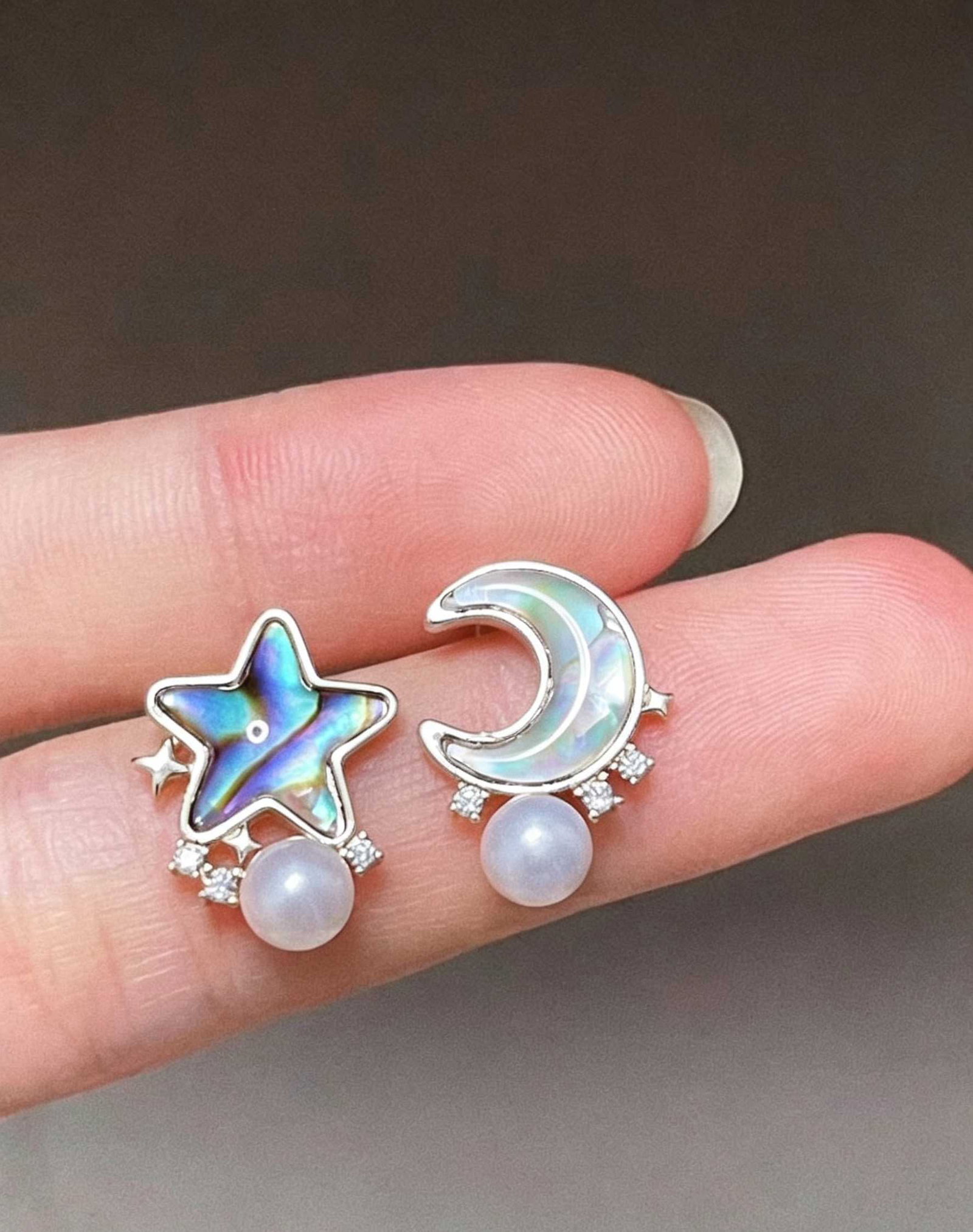Natural seashell freshwater pearl earringss: Title: Natural seashell freshwater pearl earringss Description: These earrings feature natural freshwater pearls, showcasing a brilliance akin to the night sky. The irregular texture complements the