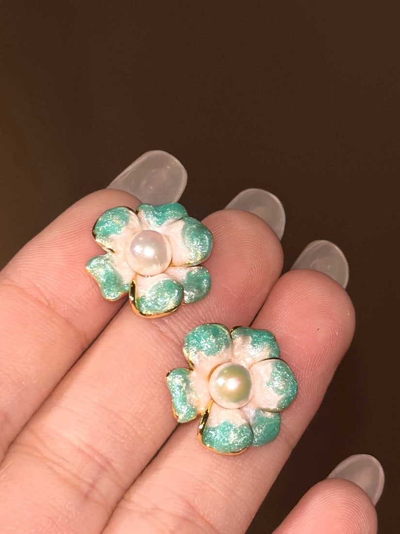 Natural Freshwater Pearl Earrings: Title: Natural Freshwater Pearl Earrings Description: These earrings feature a three-dimensional painting technique with a two-tone gradient design, showcasing a full and solid texture. The natural