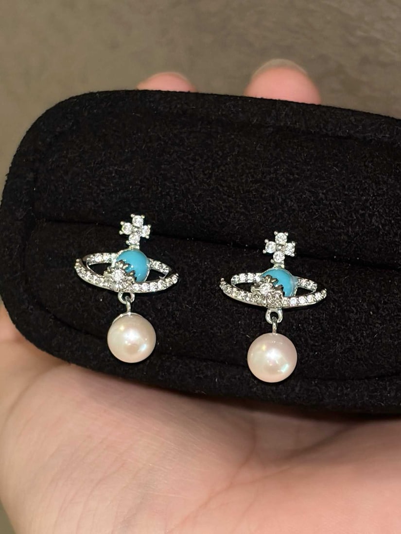 Turquoise Pearl Earrings: Title: Turquoise Pearl Earrings Description: These earrings perfectly combine turquoise and lustrous pearls, with the iconic Saturn logo subtly hidden in the details, giving them a distinctly vintage